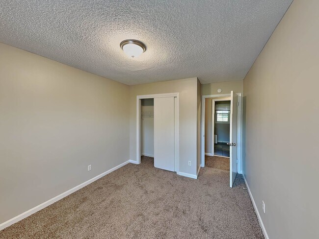 Building Photo - 1017 Hawkview Dr