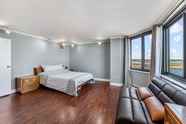 Building Photo - 2110 Harmon Cove Tower