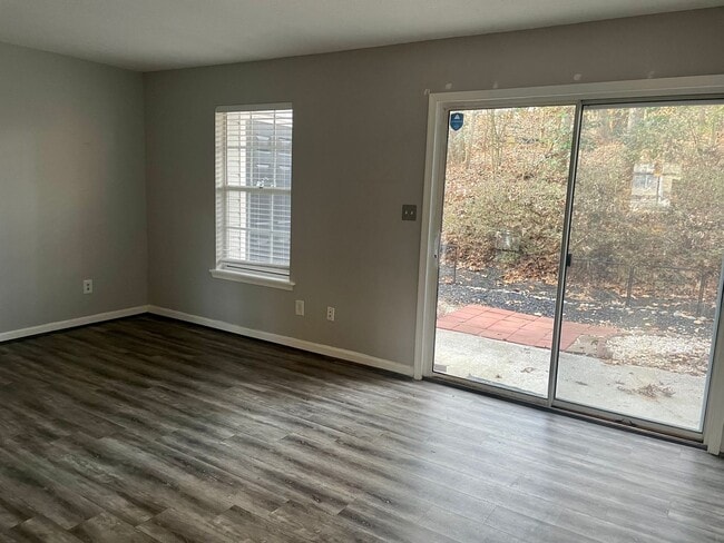 Building Photo - Forest Townhome