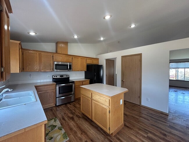 Building Photo - Beautiful 4 bd 3 bath w/ 2-car Garage Home...