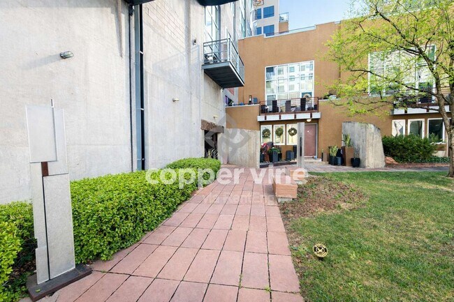 Building Photo - 1050 Cherokee St