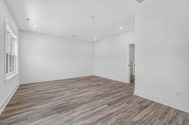 Building Photo - Modern Comfort in the Heart of Johns Island