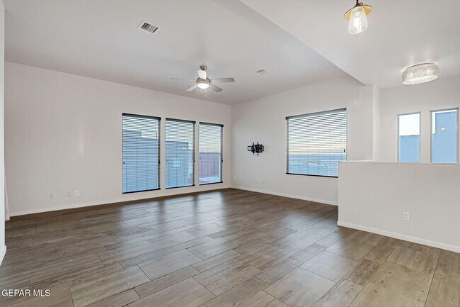 Building Photo - 4016 Camelot Heights Dr