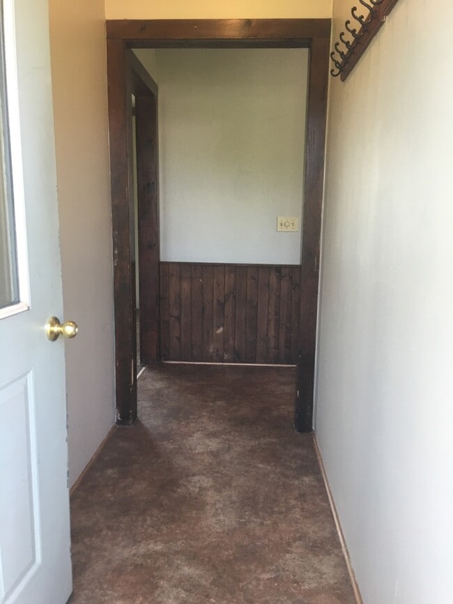 Building Photo - Cozy 3 bedroom 1.5 bath with 2 stall detached garage in country setting