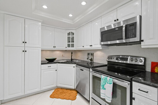 Building Photo - 2780 S Ocean Blvd