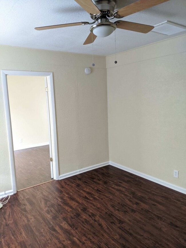 Building Photo - Newly Remodeled! Beautiful 2 bedroom/ 1 bath home / Laundry Room / Car Port