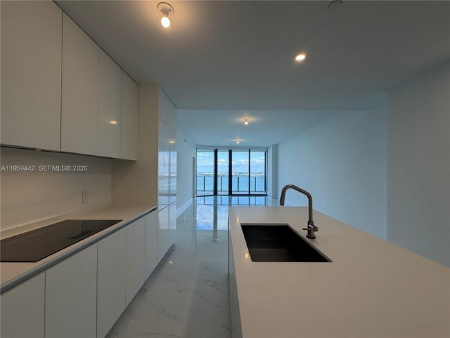 Building Photo - 700 NE 24th St