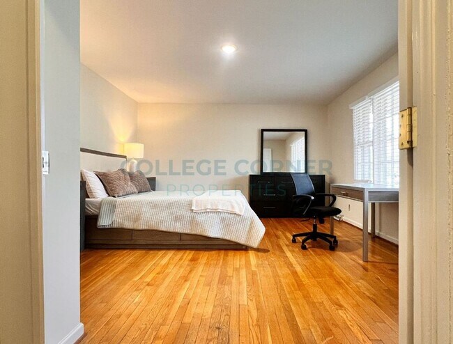 Building Photo - 830 Delmonte Dr NW