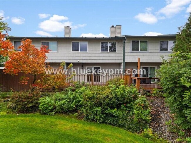 Building Photo - 3 Bed, 1.5 Bath Townhome in Hazel Dell Near Salmon Creek Regional Park