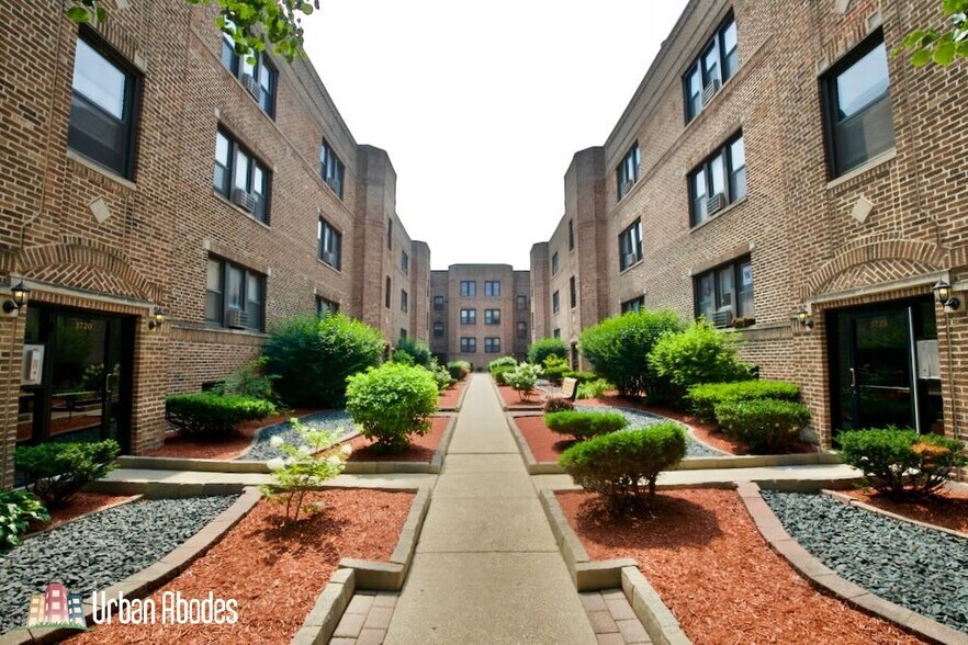 Primary Photo - 3713 N Pine Grove Ave