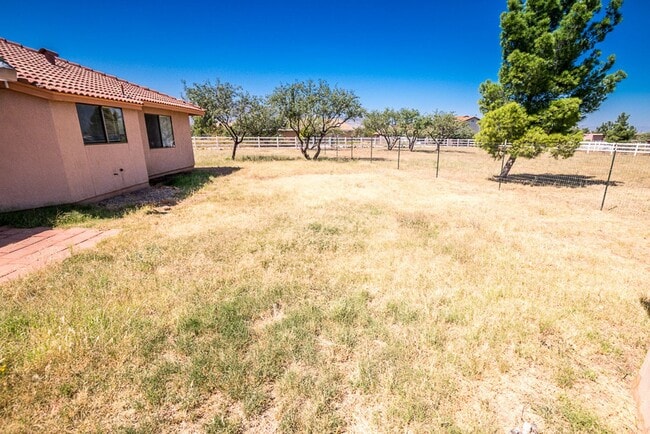 Building Photo - Large Home in Quiet Area, 3 Bedroom, 2 Bat...