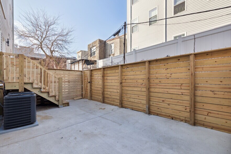 Building Photo - 2550 N Hope St