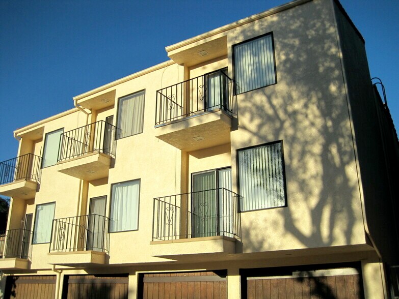 3-Unit Building - 3033 Hollycrest Dr