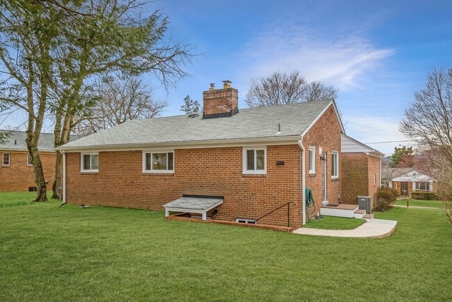 Building Photo - 3 Bed 2.5 Bathroom - Chevy Chase Rancher -...