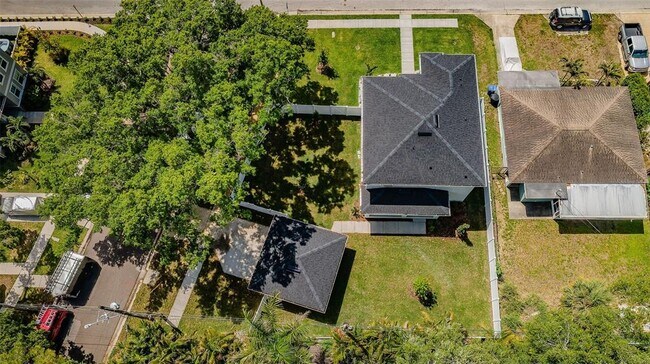 Building Photo - 1701 25th Ave N