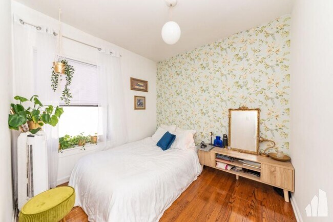 Building Photo - 1 bedroom in Chicago IL 60657