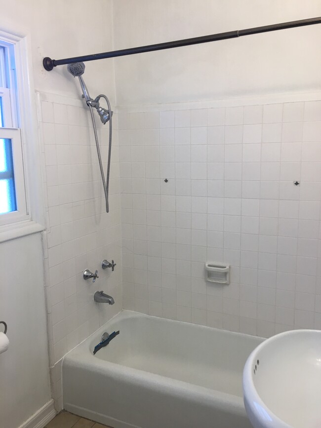 tub shower - 341 Redondo Ave