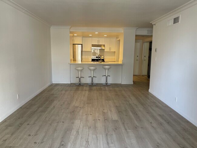 Building Photo - 600 W 9th St