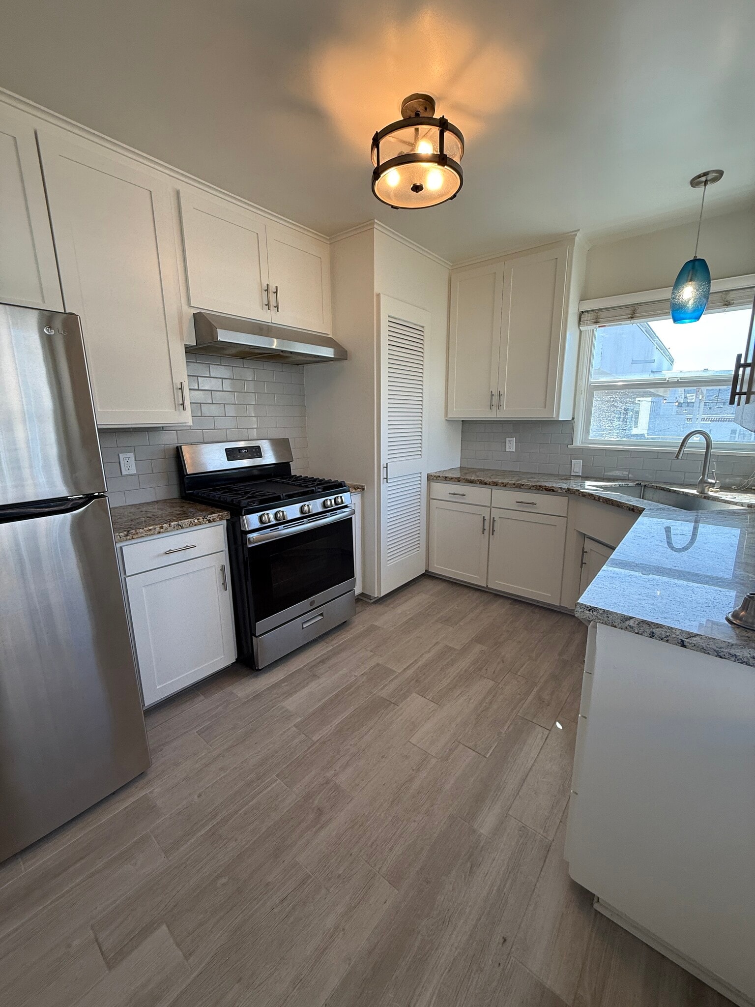Large Kitchen with lots of storage - 811 S Catalina Ave