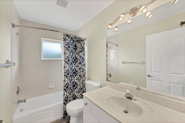 Building Photo - Annual Pool Home for Rent in Englewood