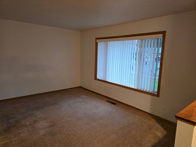 Building Photo - 2 Bedroom in Excellent Location!