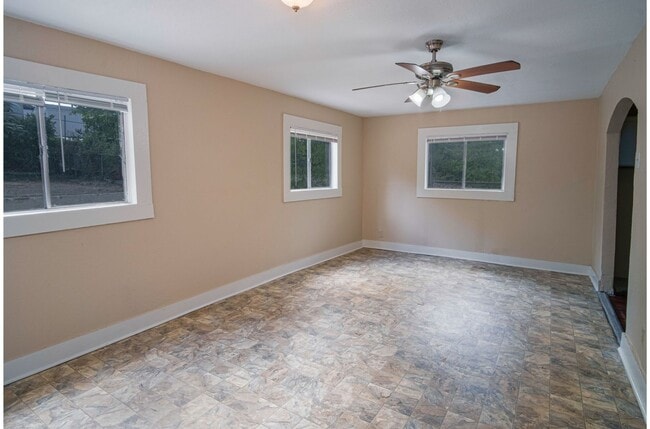 Building Photo - 3/1