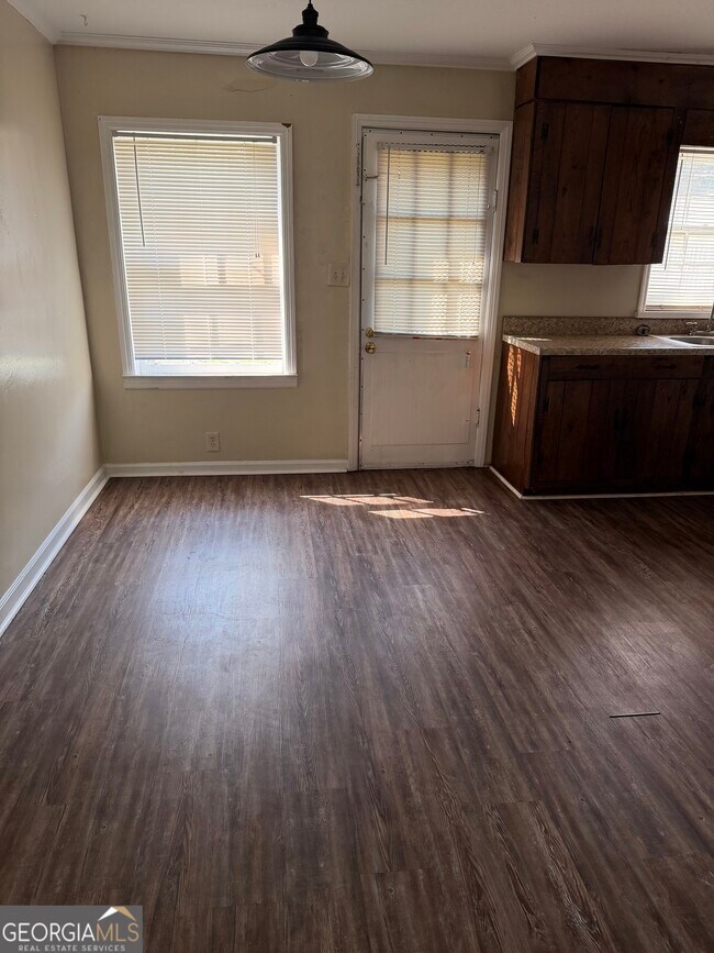 Building Photo - 1006 5th Ave