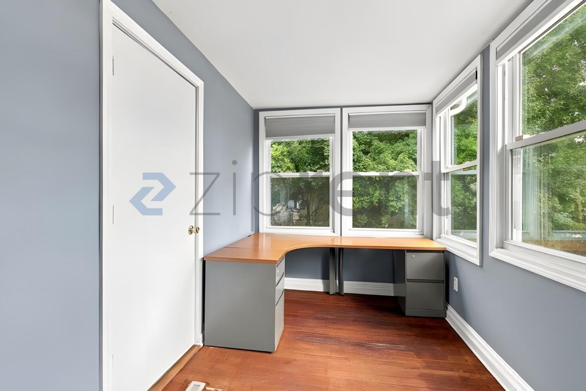Building Photo - Unit 1st floor
