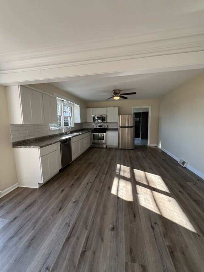 Building Photo - Roomy 3 bedroom/2 bath home on 1 acre in Phenix City!