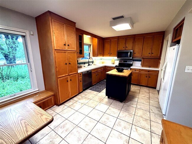 Building Photo - 737 Oakdale Dr