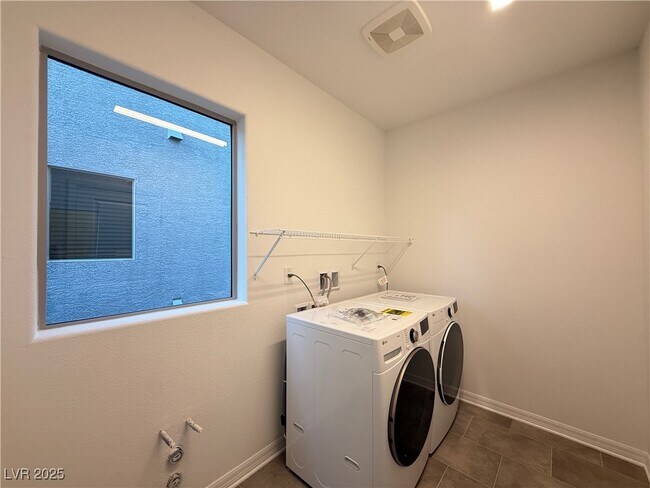 Building Photo - 7516 Castlegreen Ave