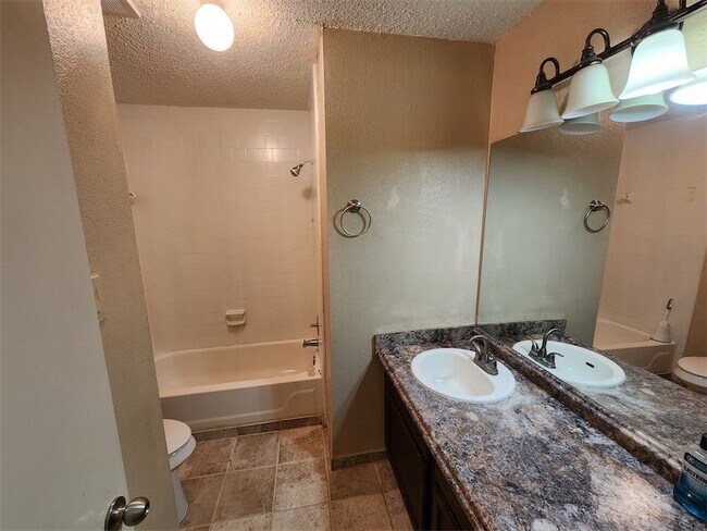 Guest Bath - 4206 Katrina Ln