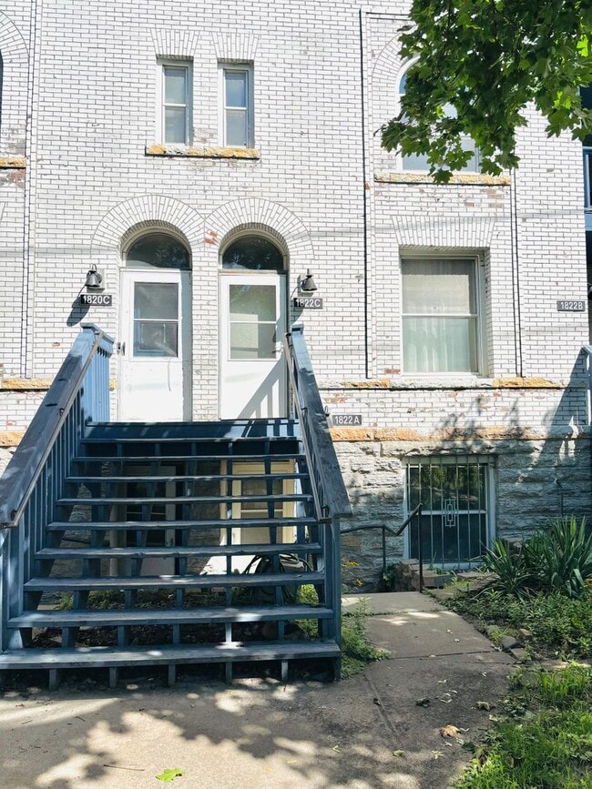 Building Photo - FURNISHED!! 2bed/1bath Condo Right Near Th...