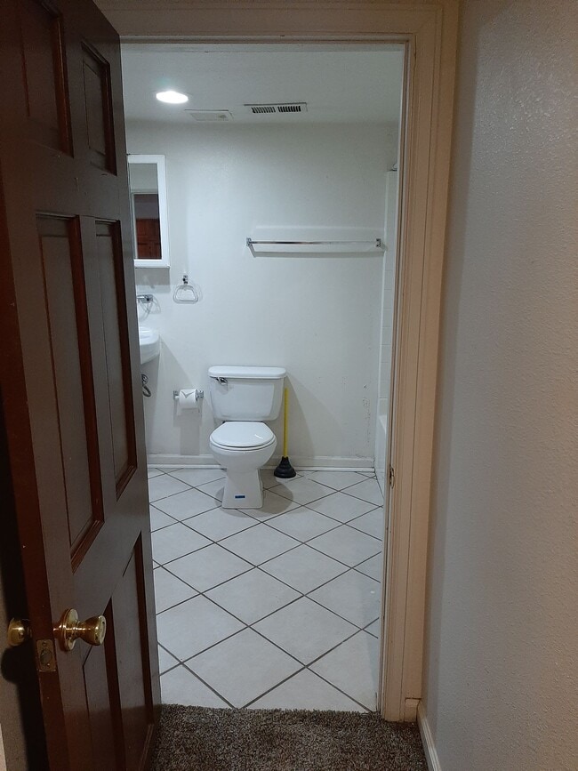 Building Photo - College Housing - 4 bedrooms