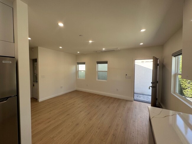 Building Photo - Newly Built Attached ADU in Prime Glenoaks...