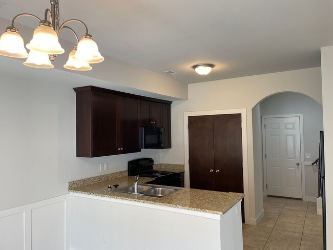 Building Photo - 3 Bedroom, 2 1/2 Bath, Townhouse w/ 2-Car ...