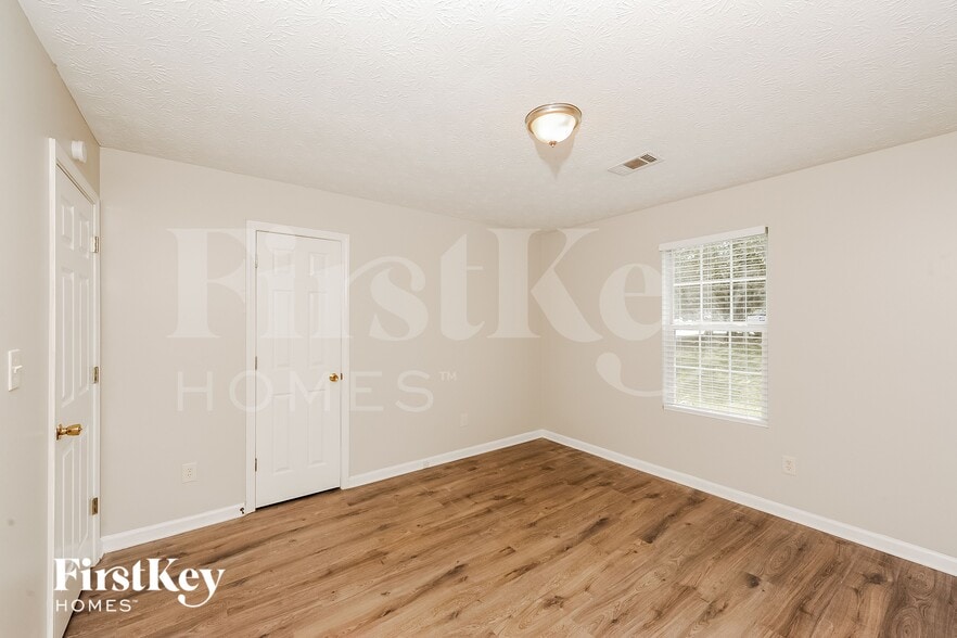 Building Photo - 5255 Hillcrest Glenn Dr