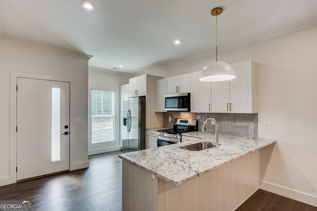 Building Photo - 119 Chateau Dr SE
