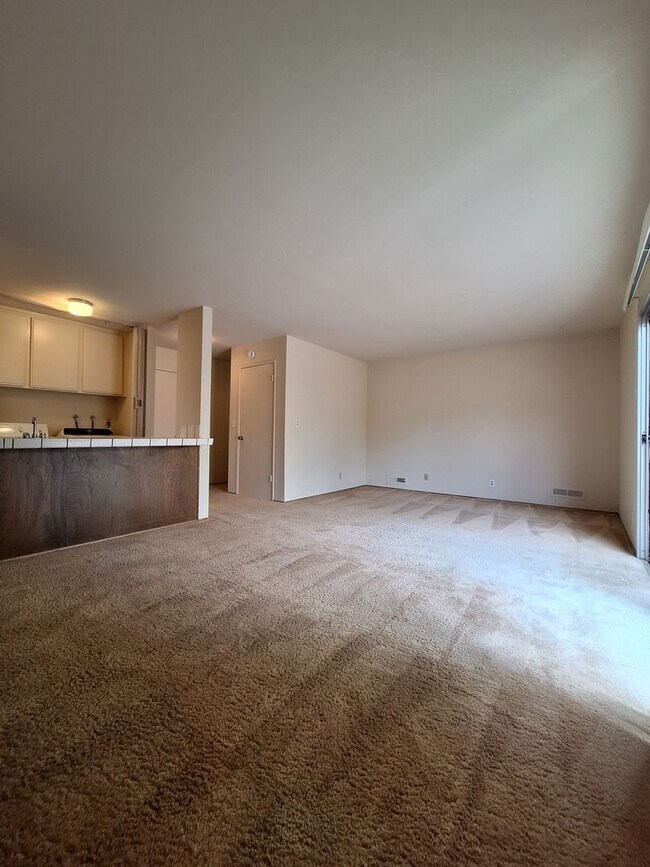 Building Photo - Spacious 4bd Tri-Level Home w/Central Heat...