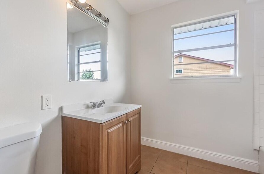 Building Photo - 2728 Valentine Ct