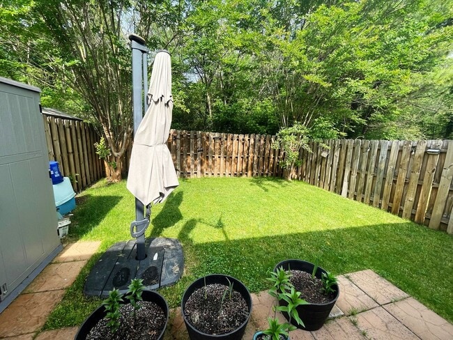Building Photo - One Level two bedroom, two bath townhouse ...