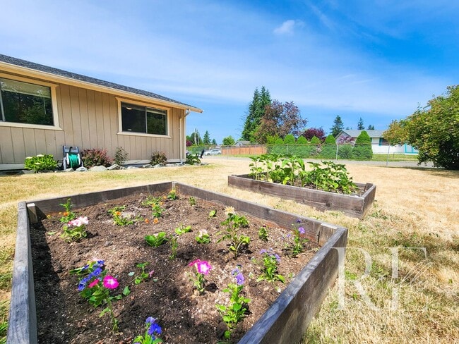 Building Photo - Earthy Warm and Inviting 3-Bd Rambler