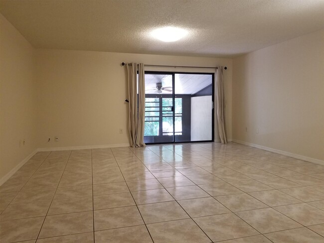 Building Photo - 474 Club Dr