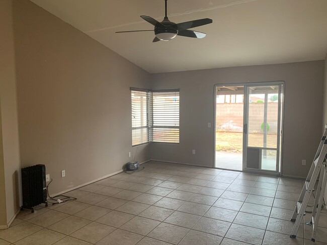 Building Photo - 3 Bedroom/2 Bathroom home has spacious lan...