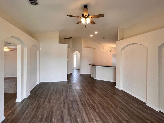 Building Photo - Spacious Three-Bedroom Home in Savannah Estates