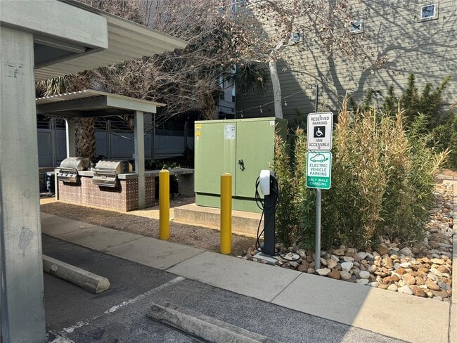 Building Photo - 1601 E 5th St.