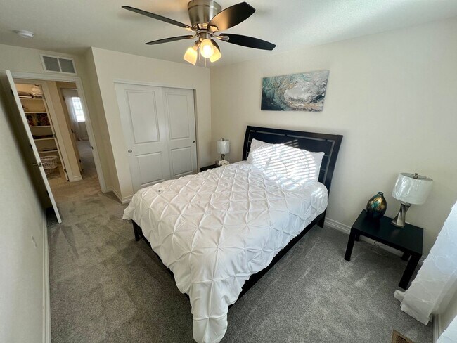 Building Photo - Almost New 3BD 2.5Bath Townhouse