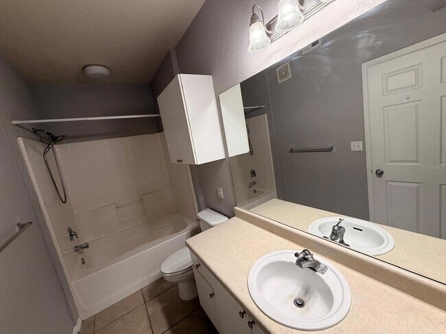 Building Photo - 911 N Orange Ave