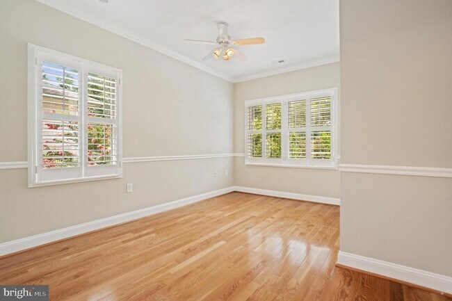 Building Photo - 5905 Lone Oak Dr