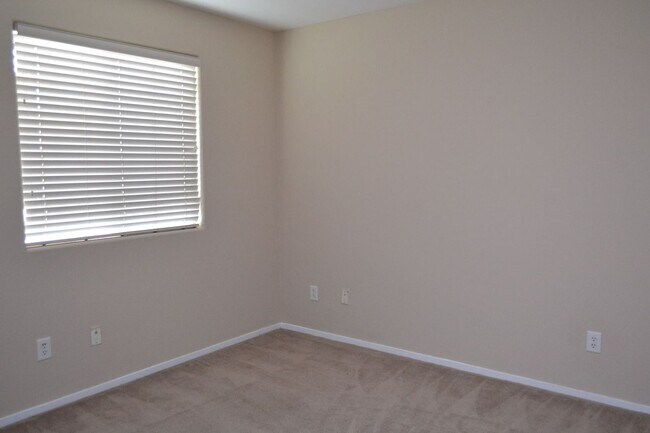 Building Photo - SW - 3 BEDROOMS PLUS LOFT SPACE